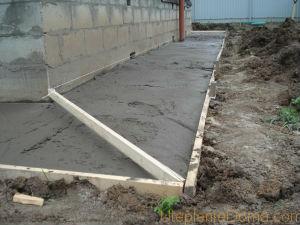 Слой бетона должен быть 5 см, при этом нужно соблюдать уклон 1,5 см на метре